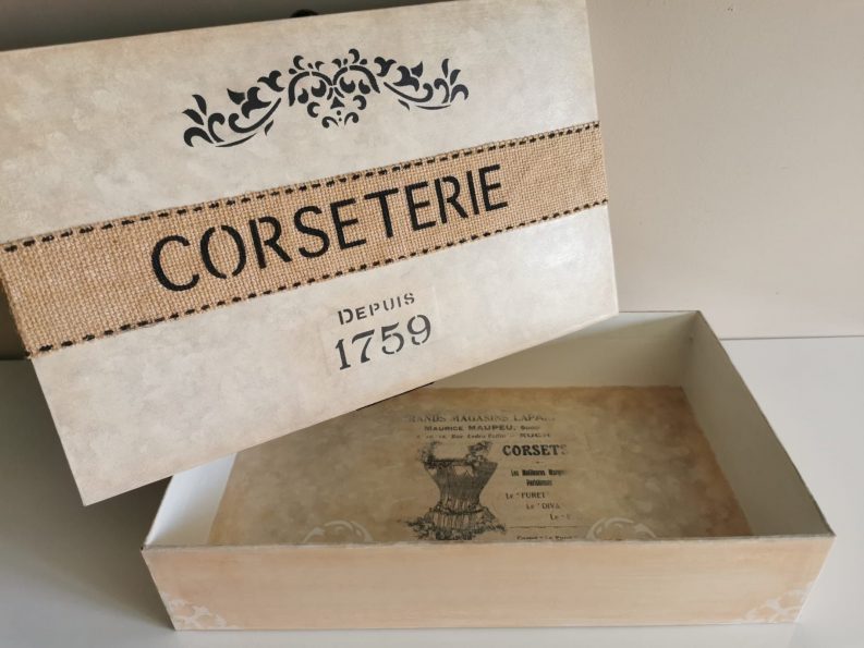 Caja De Cartón Reciclada Por ISABEL REPISO FERNÁNDEZ 03