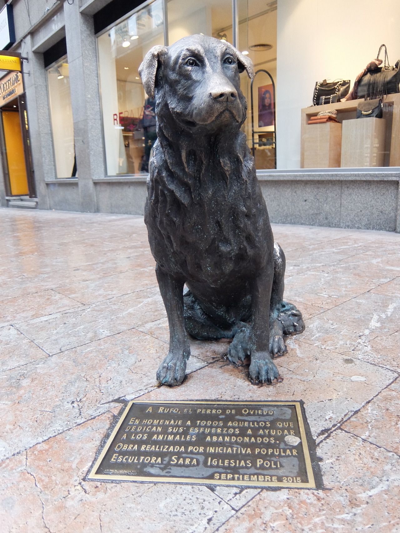 Estatua Del Perro Rufo (Oviedo)