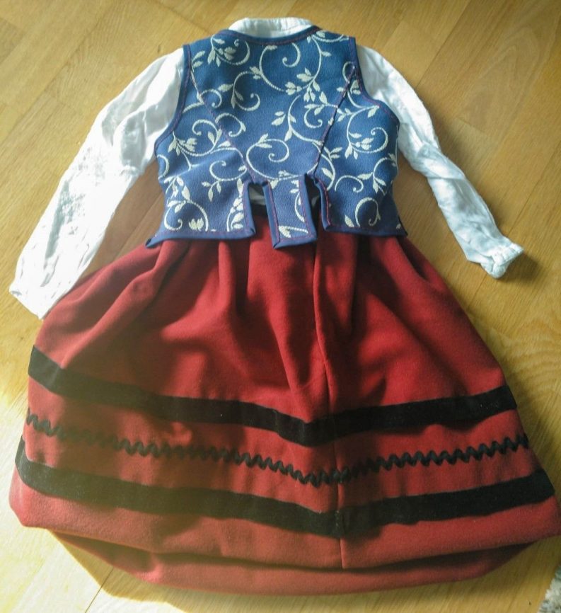 Vestido Regional Infantil Rojo (espalda) María Amor