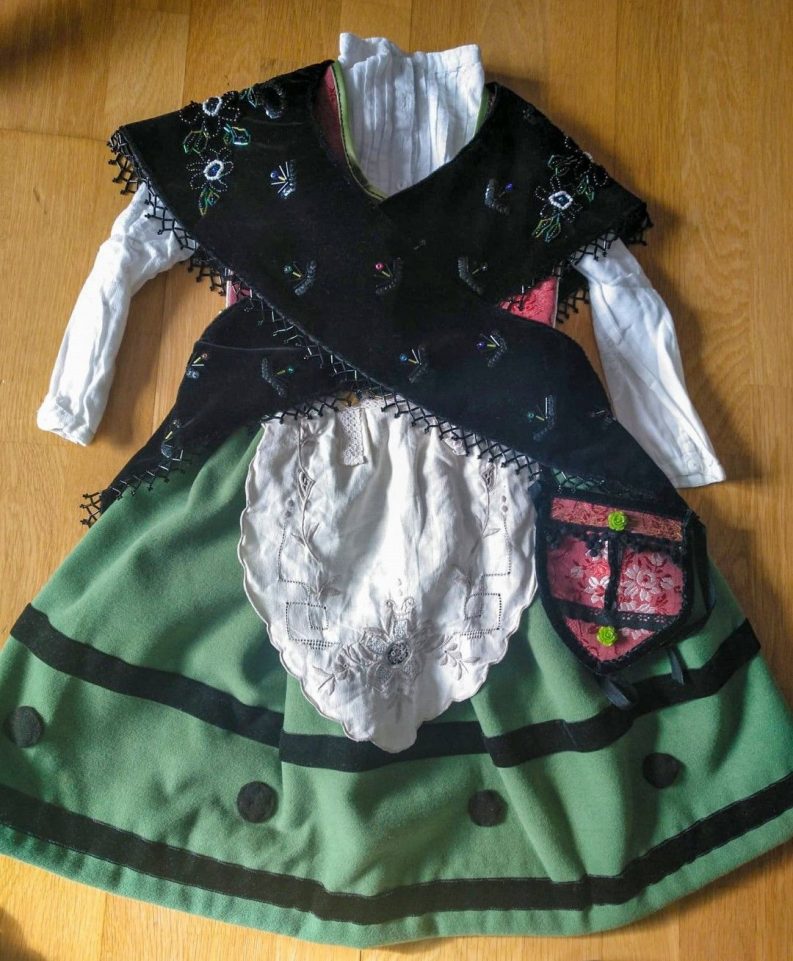 Vestido Regional Infantil Verde (espalda) María Amor