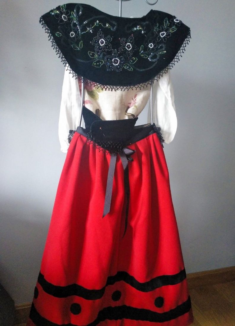 Vestido Regional Rojo (espalda) María Amor