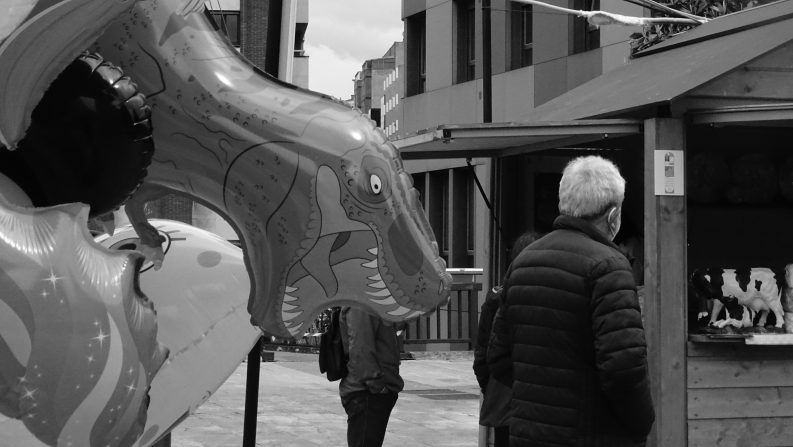 02 EL NO PODIA ESPERAR A COMER UNA EMPANADA