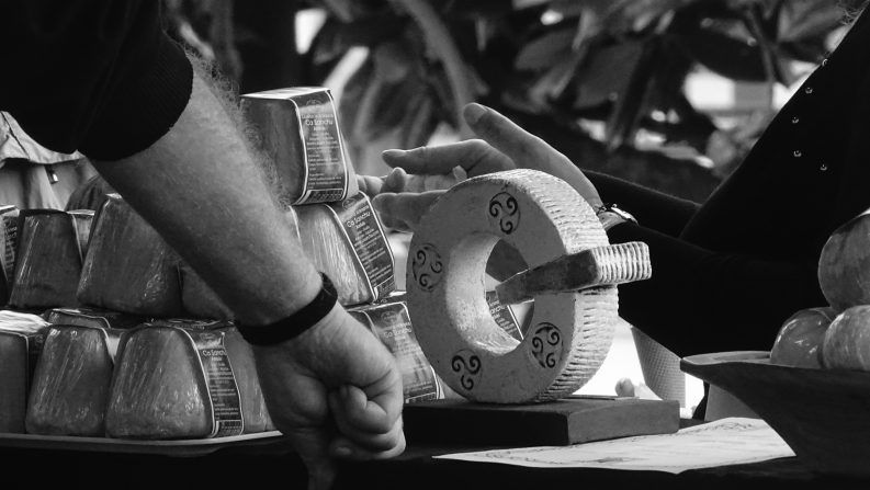 04 LAS MANOS DE NEGOCIO