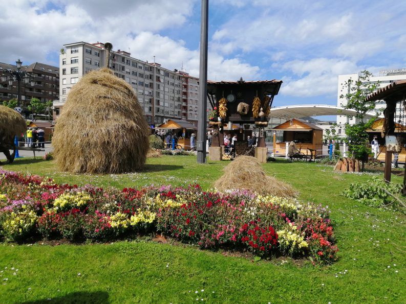 14 Hórreo con bara de hierba muy asturiana.