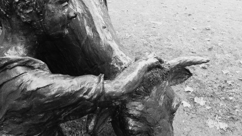 27 Triste abrazo de despedida.