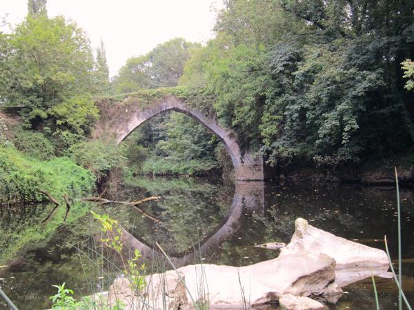 Puente ovetense de Brañes, sobre el río Nora