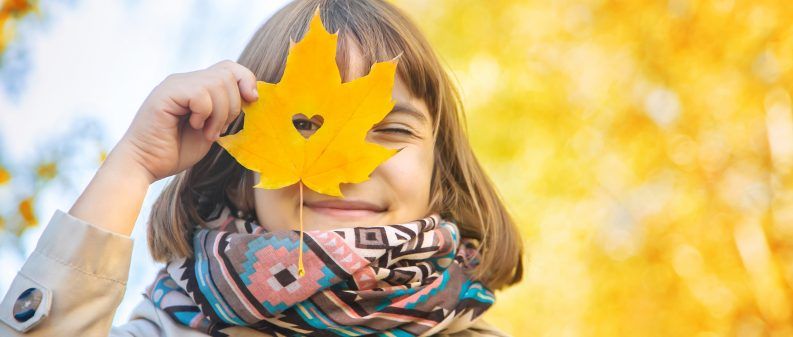 OTOÑO - chica en el parque con hojas de otoño