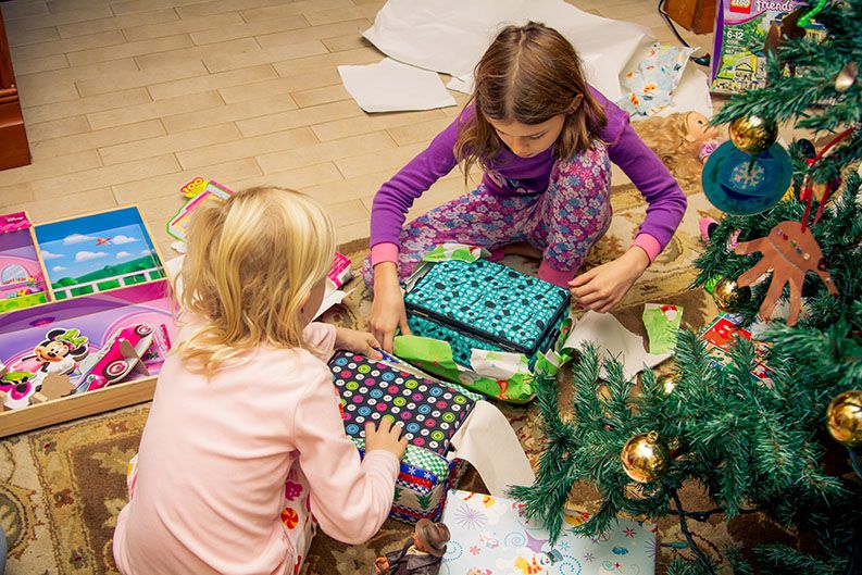 Asegurándose de que los niños aprecien sus regalos en Navidad
