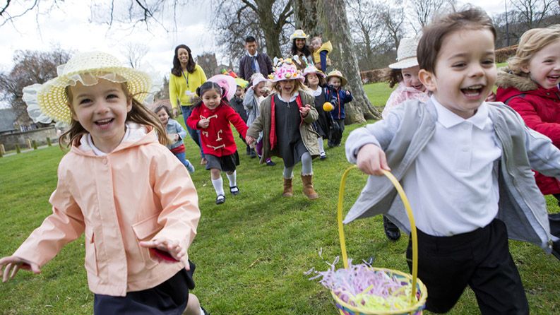 Niños felices buscando huevos de Pascua