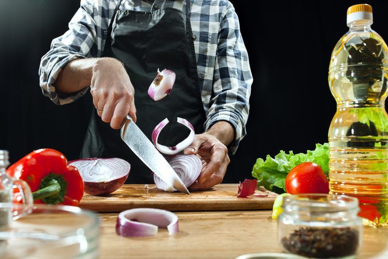 preparando ensalada chef mujer cortando verduras frescas proceso coccion enfoque selectivo